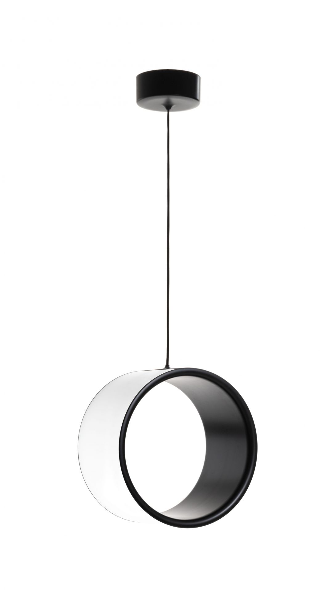 Lost Pendelleuchte von Magis: Runde Hängelampe in Schwarz und Weiß für modernes Wohnambiente.