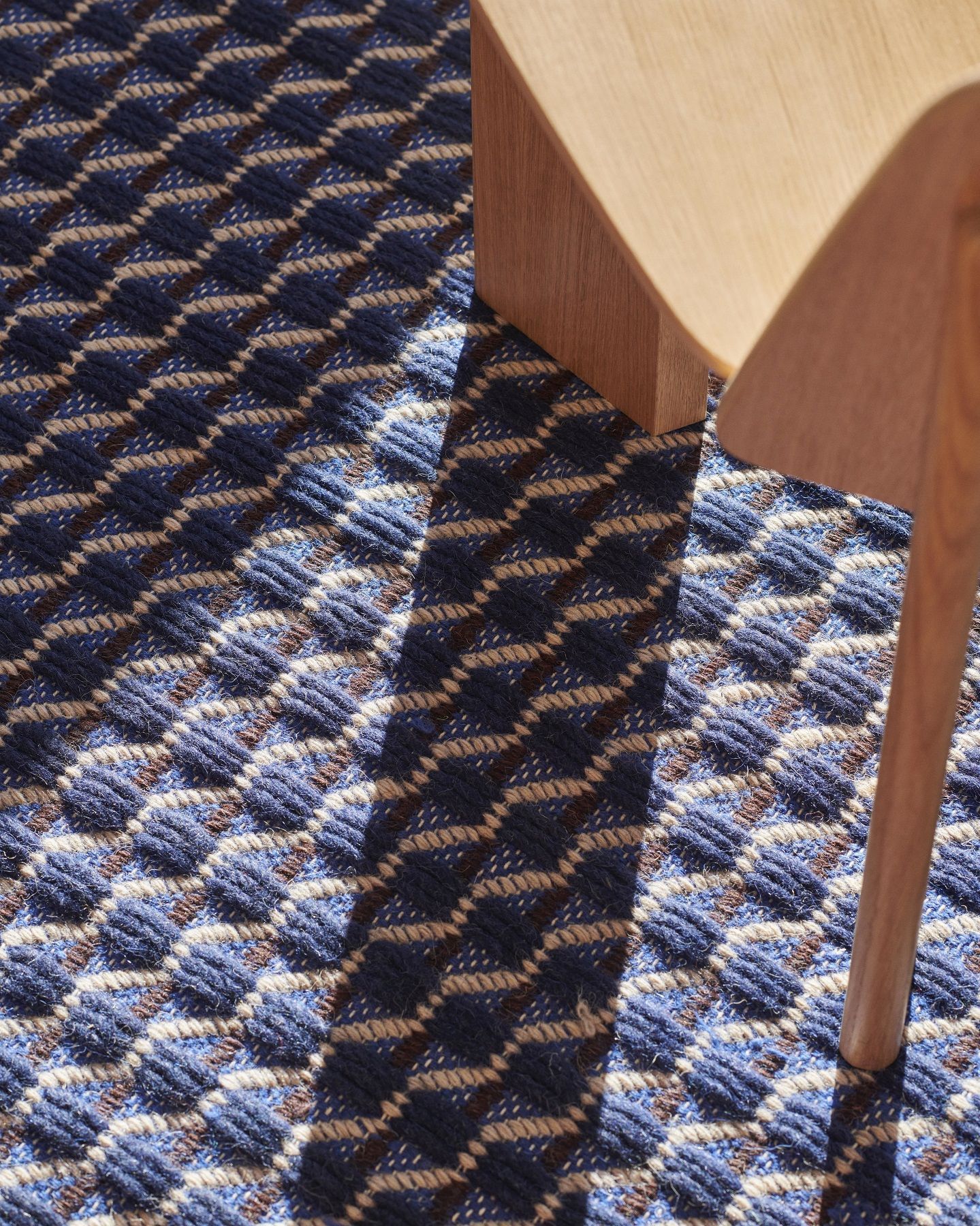 Channel Rug Blue-white Teppich Hay