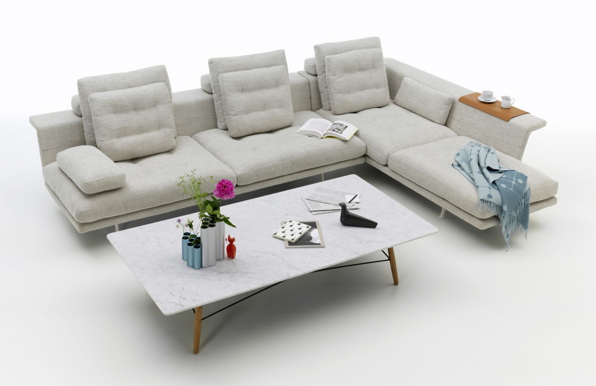 Helle Vitra Grand Sofa Chaise Longue mit Kissen und Marmortisch im modernen Wohnzimmer.