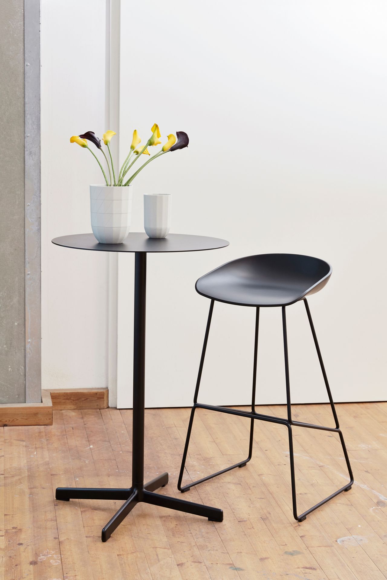 About a Stool AAS 38 / AAS38 Barhocker Hay Schale schwarz / Gestell schwarz SH 65 cm EINZELSTÜCK