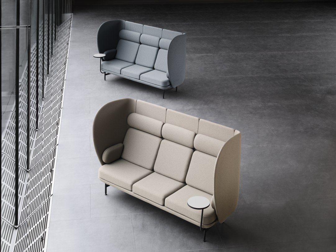 JH1002/JH1003 Plenum Sofa von Fritz Hansen: Zwei moderne Sofas in Beige und Grau mit hoher Rückenlehne.