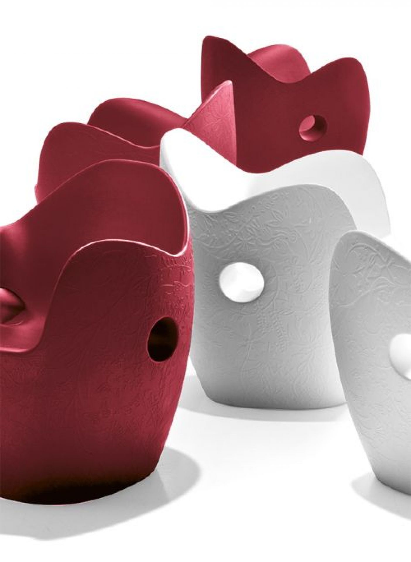 O-Nest Sessel von Moroso, pures Weiß und Rot, modernes Design mit Loch, Sitzmöbel.