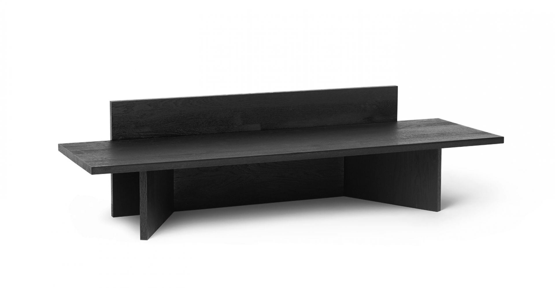 Schwarze Ferm Living Oblique Bank aus Holz mit Rückenlehne, modernes Design für Wohnzimmer und Flur.