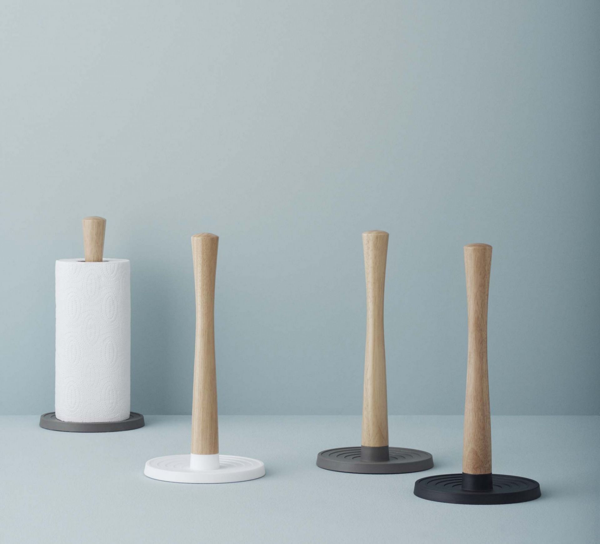 Roll-It Küchenrollenhalter von RIG-TIG by Stelton aus Holz und Kunststoff in verschiedenen Farben.