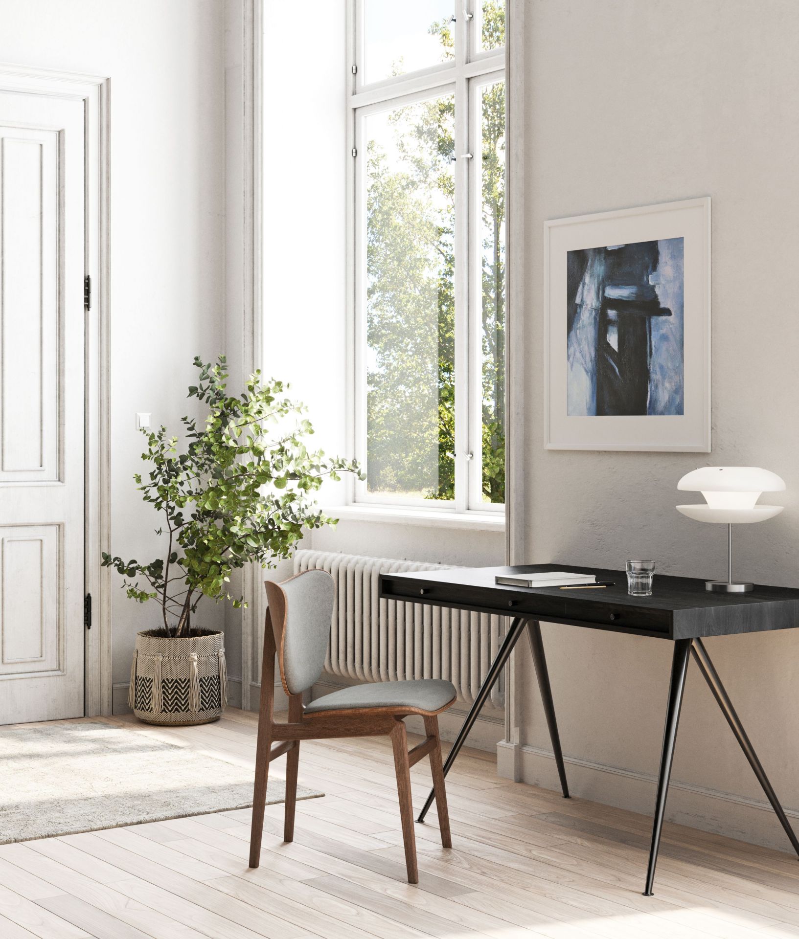 JFK Büroschreibtisch von Norr11 in Schwarz mit Standard Beinen im hellen Arbeitszimmer.