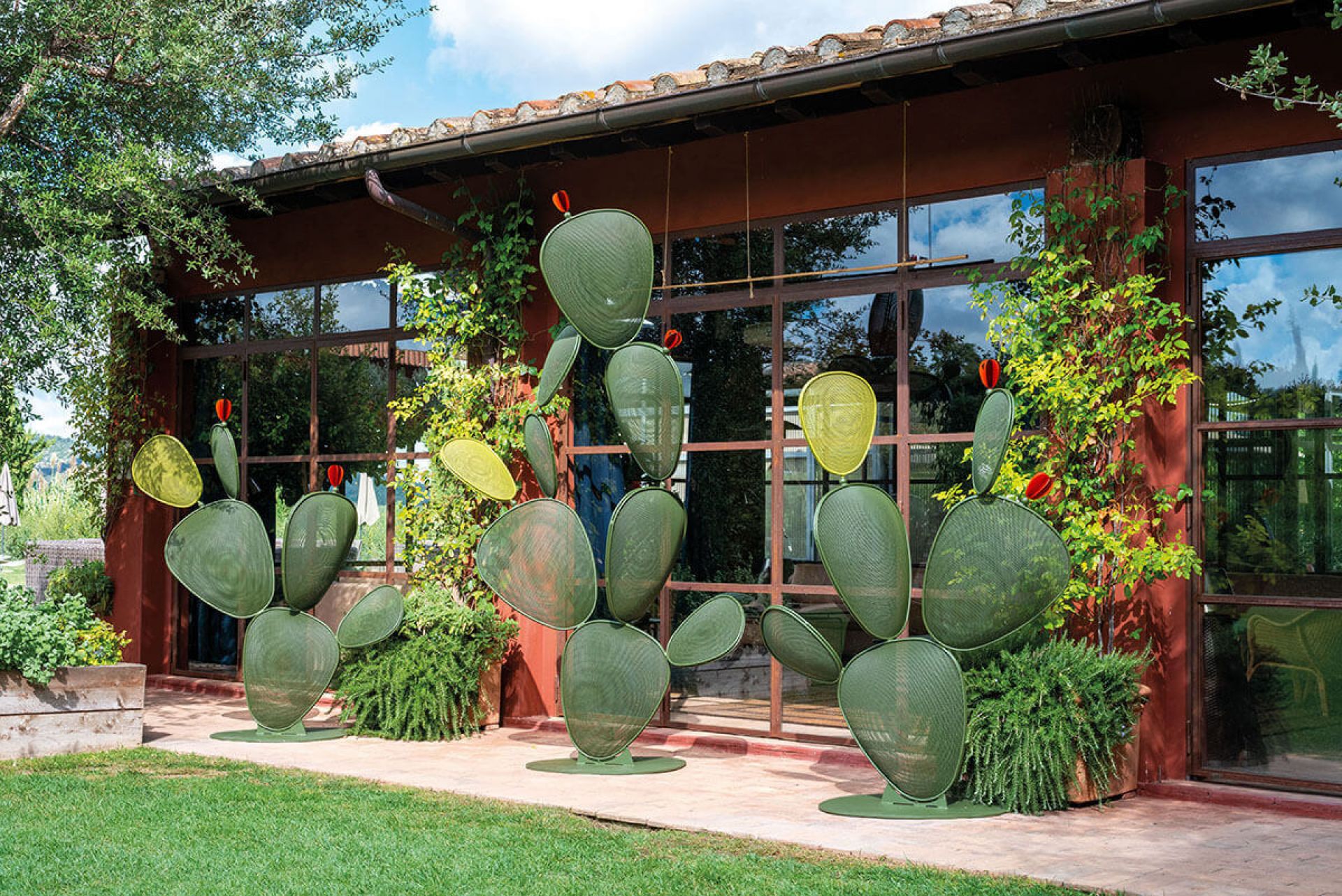 Ficus Obst Gartenzubehör: Grüne Emu Stehleuchten in Kaktusform vor Hausfassade.