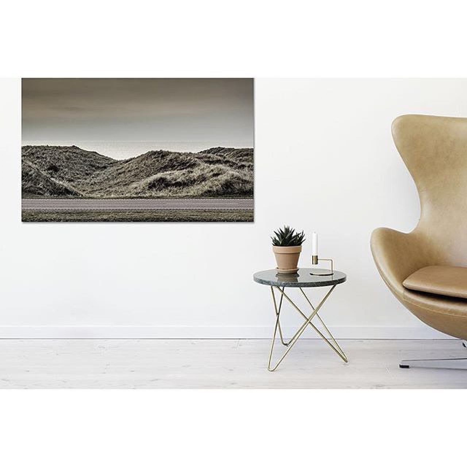 Tall Mini O Beistelltisch Marmor von Ox Denmarq mit Pflanze und Kerzenständer im modernen Wohnzimmer.