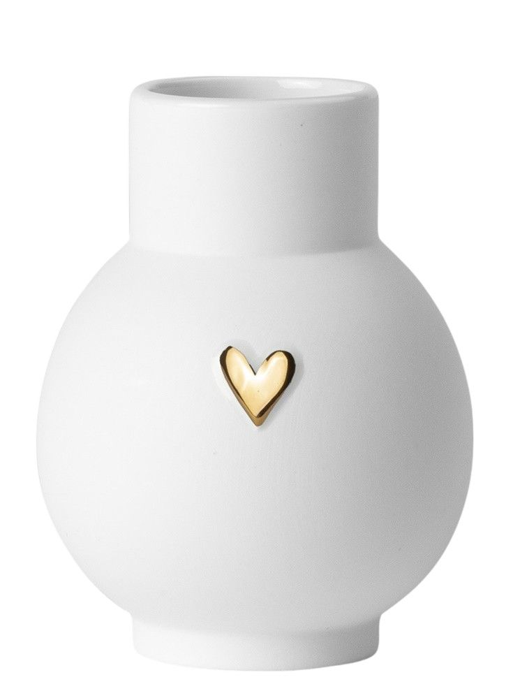 Weiße Kugelvase mit goldenem Herz. Dekorative Blumenvase für Wohnzimmer und Tischdeko.