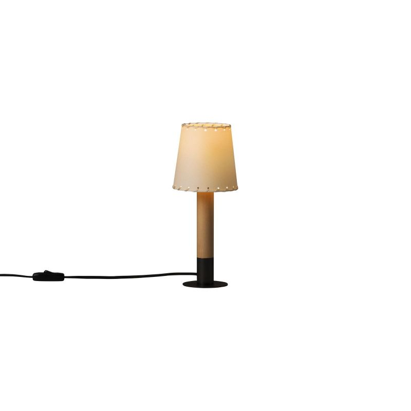 Basica Minima Tischleuchte von Santa & Cole mit beigem Lampenschirm und Holzfuß.