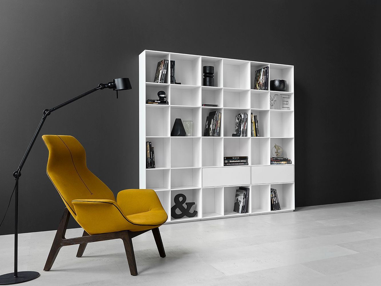 Weißes Nex Pur Regal von Piure mit Schubladen und offenen Fächern im modernen Wohnzimmer.