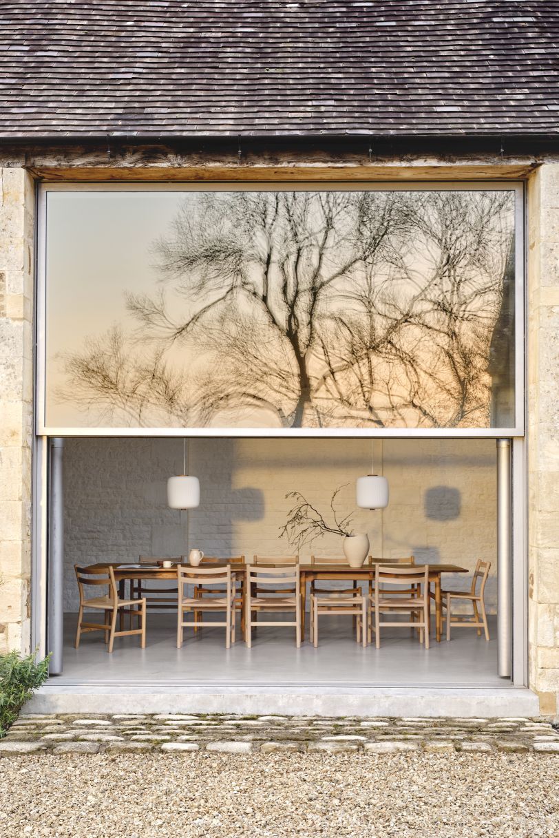 Esszimmer mit EK61 Opal Pendelleuchten von Carl Hansen & Søn über einem Holztisch.