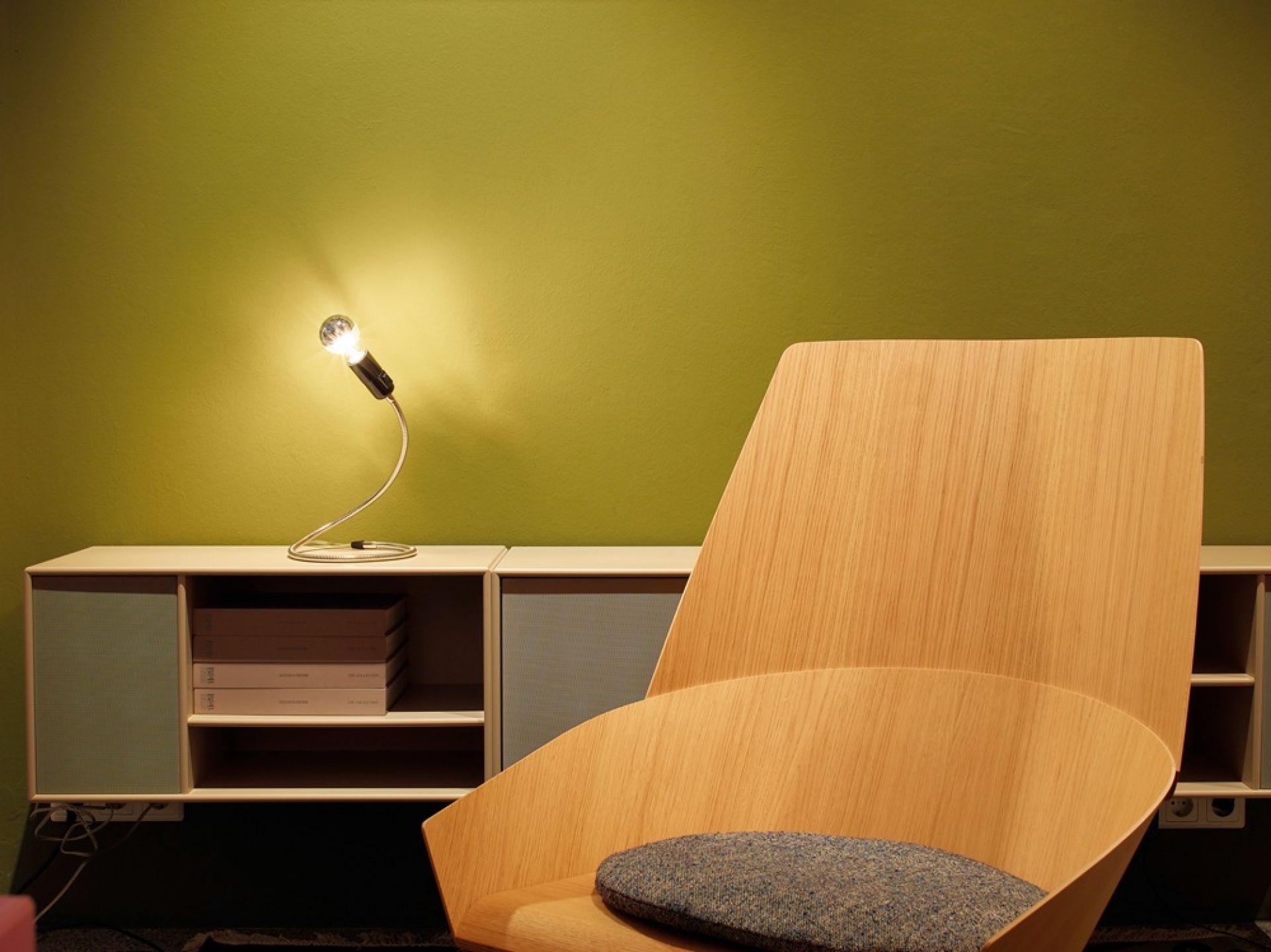 LW S 02 Lightworm Tischleuchte von Tecnolumen: Moderne Schreibtischlampe mit Glühbirne auf Kommode.