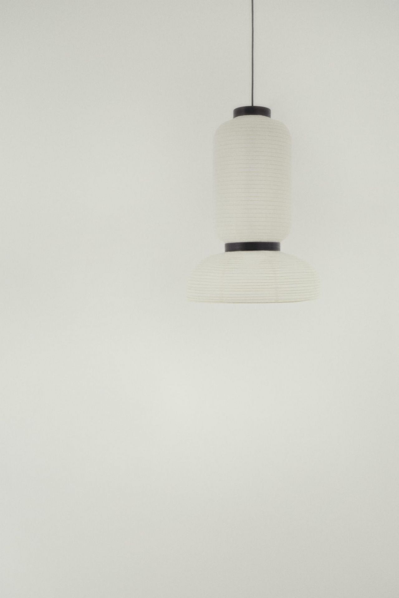 Weiße Formakami Hängeleuchte von AndTradition, japanisch inspirierte Papierlampe für stimmungsvolle Beleuchtung im Innenbereich.