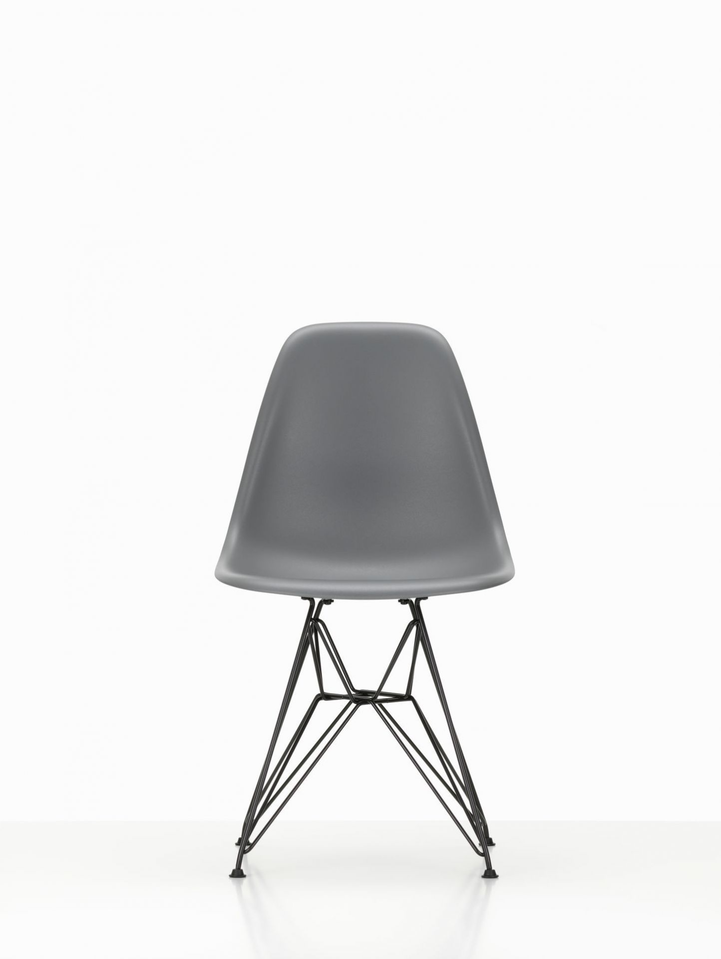 Grauer Eames Plastic Side Chair DSR Stuhl mit Chromgestell von Vitra, Frontansicht.