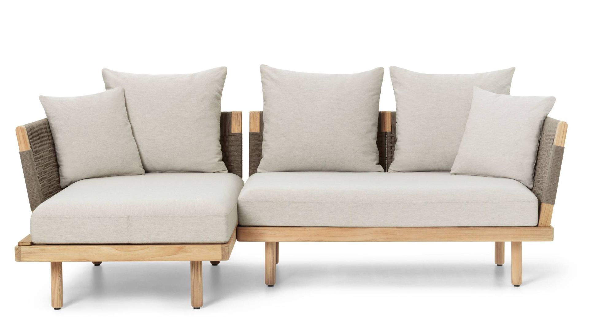 E541 Embrace Sofa Modul Outdoor von Carl Hansen & Søn mit hellen Kissen und Holzrahmen.