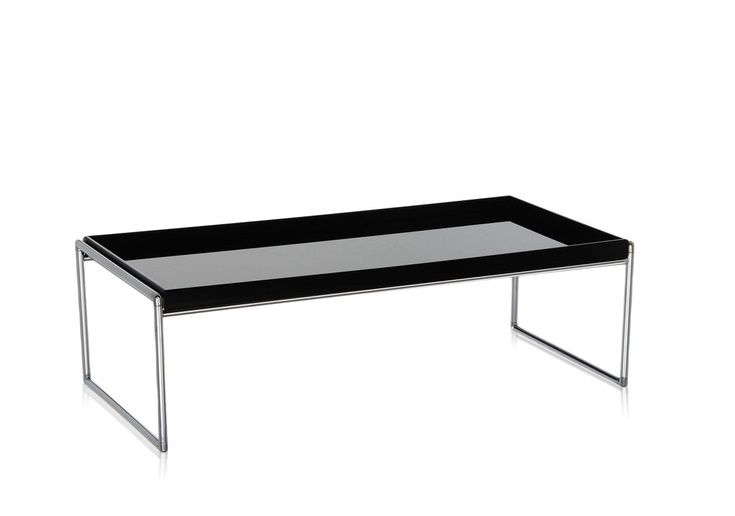 Schwarzer Trays Beistelltisch mit rechteckiger Tischplatte und verchromtem Metallgestell vor weißem Hintergrund.