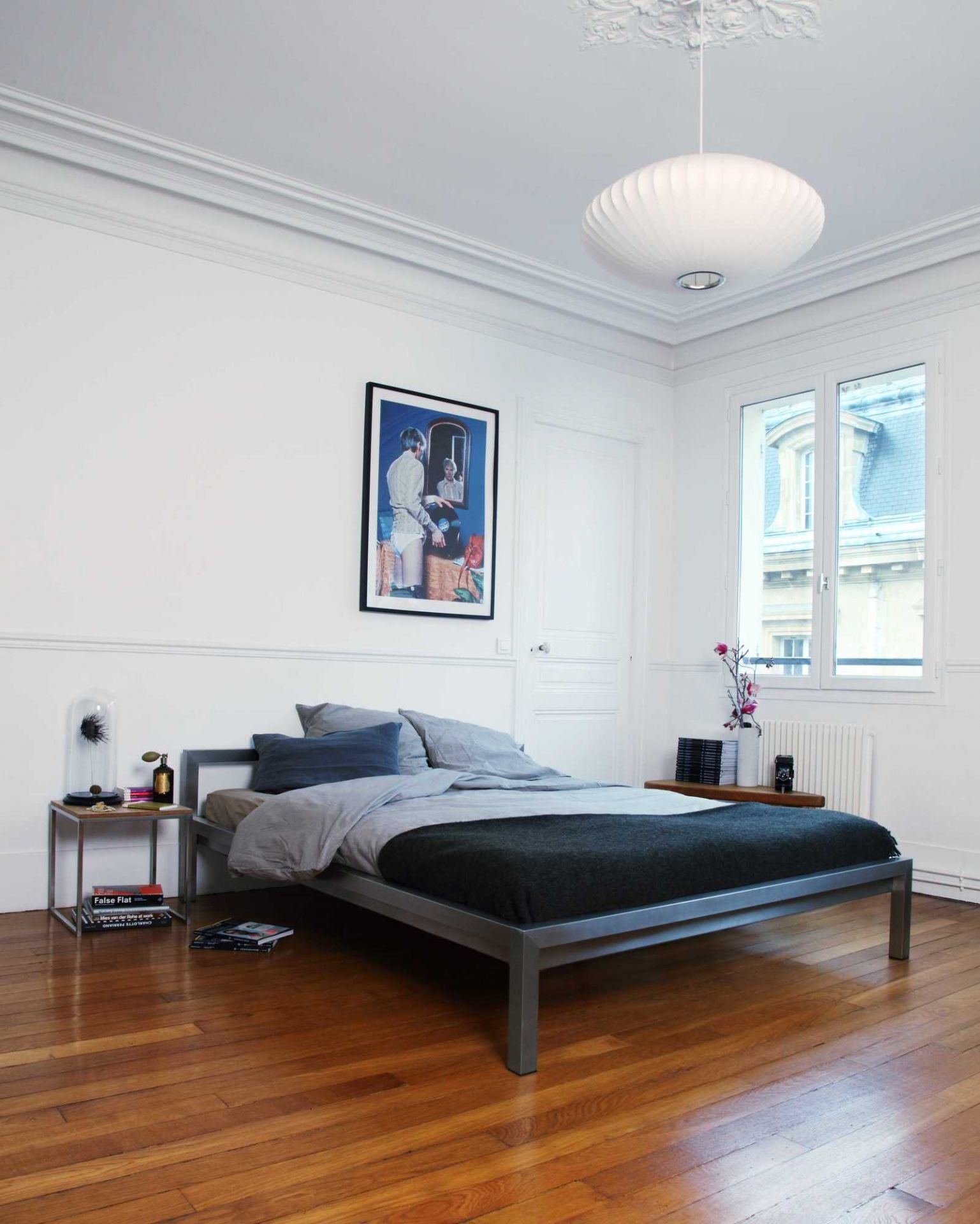 Hans Hansen Pure Bett aus Edelstahl, 140x200 cm, in hellem Schlafzimmer mit Holzboden.