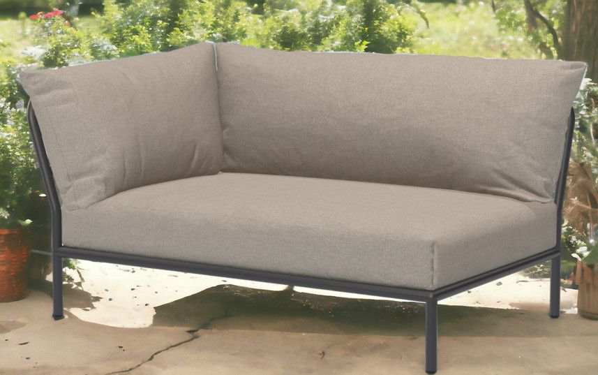 Houe Level 2 Outdoor Sofa Ecke links mit beigen Kissen und schwarzem Rahmen.