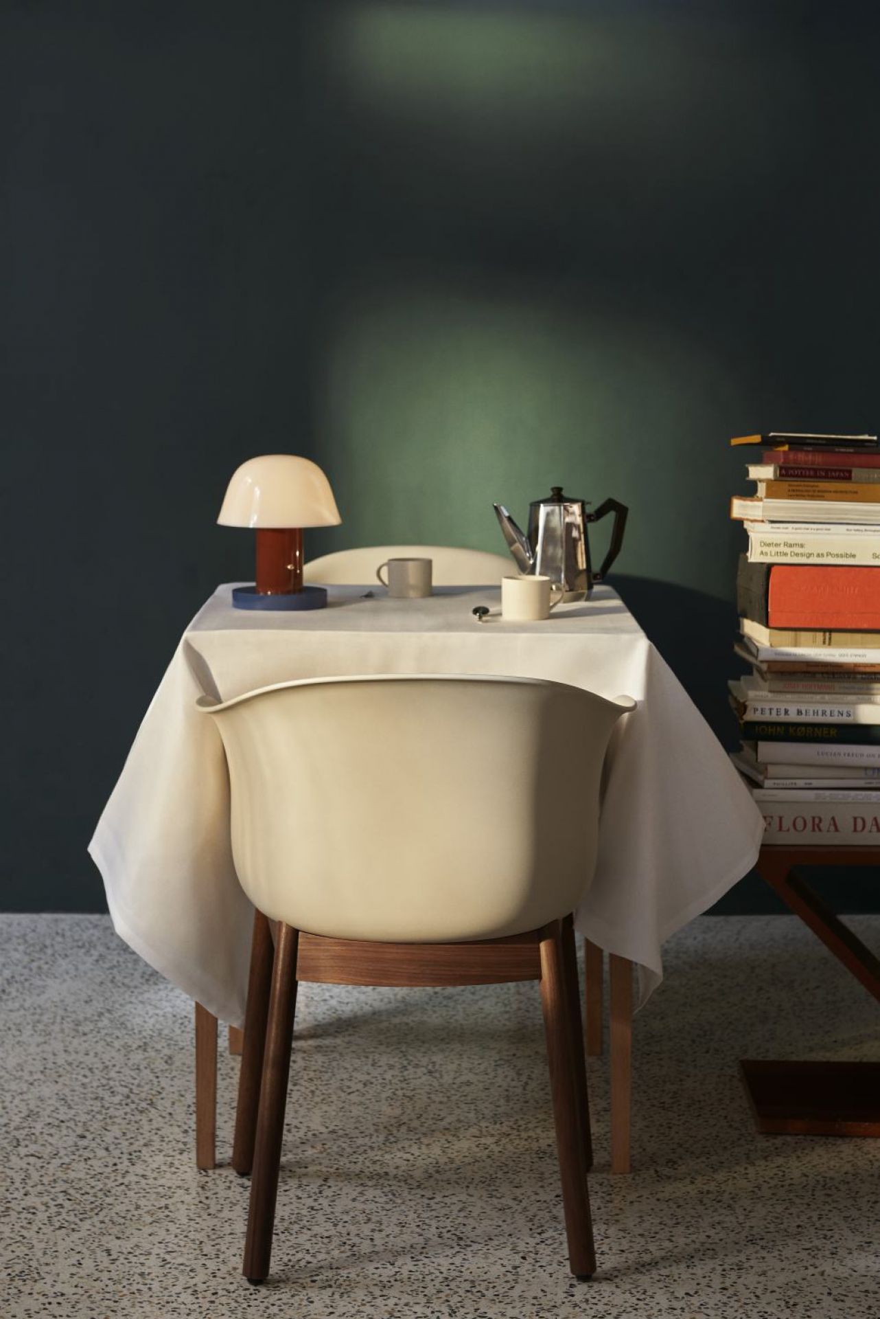 Elefy Lounge Chair von AndTradition mit Holzgestell, beige Sitzschale. Design Sessel für Wohnzimmer.