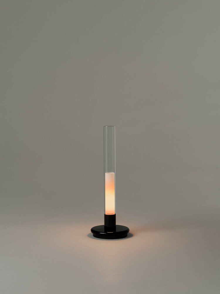 Sylvestrina Tischleuchte von Santa Cole: Moderne Akku-Tischlampe mit Glaszylinder und warmem Licht.